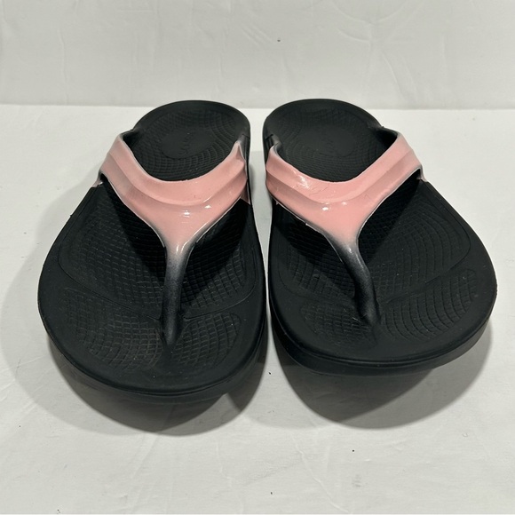 Oofos Women's Oolala Luxe Recovery Toe Post Sandal in Rose Sparkle Comfort, Sz 9 - Picture 2 of 10